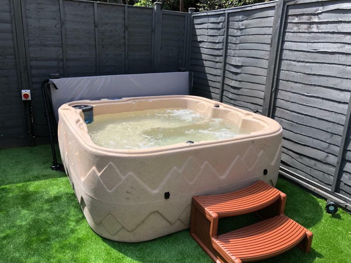 Bournemouth Hot Tub & Sauna Holiday Let Экстерьер фото